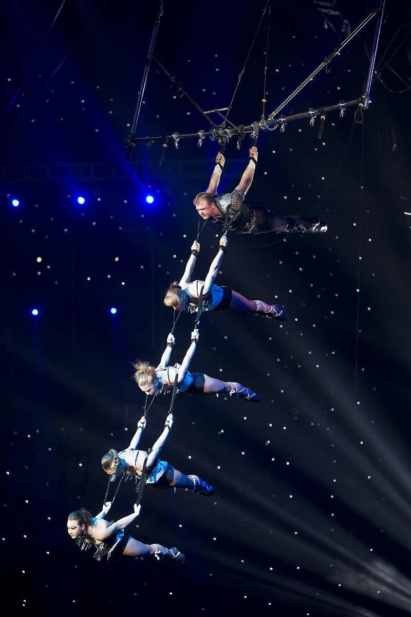 乐鱼电竞-高空空中飞人特技表演，极限动作惊艳全场