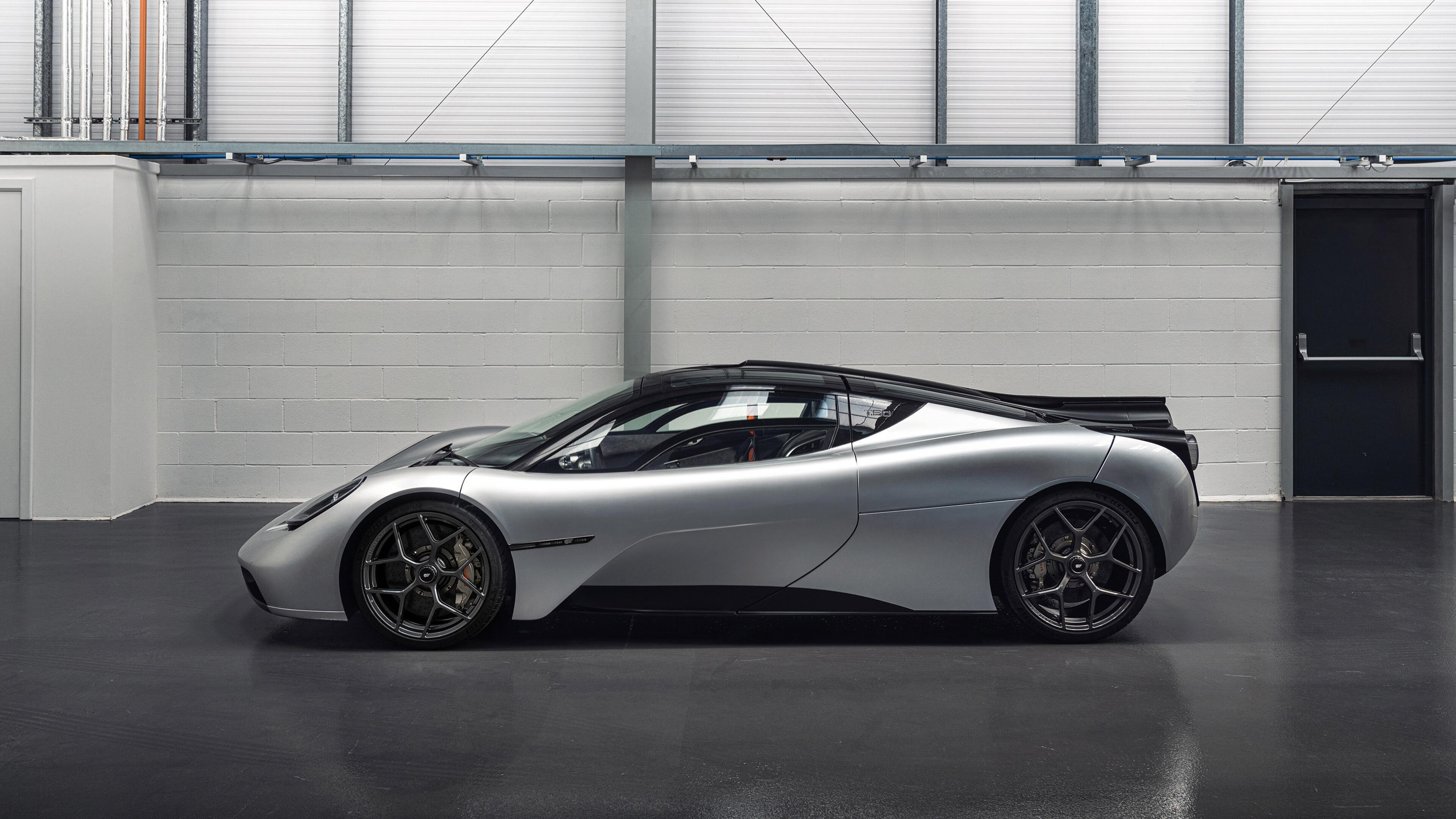 “飞盘竞技:三叉湖田径场成全球飞盘高手的竞技场”