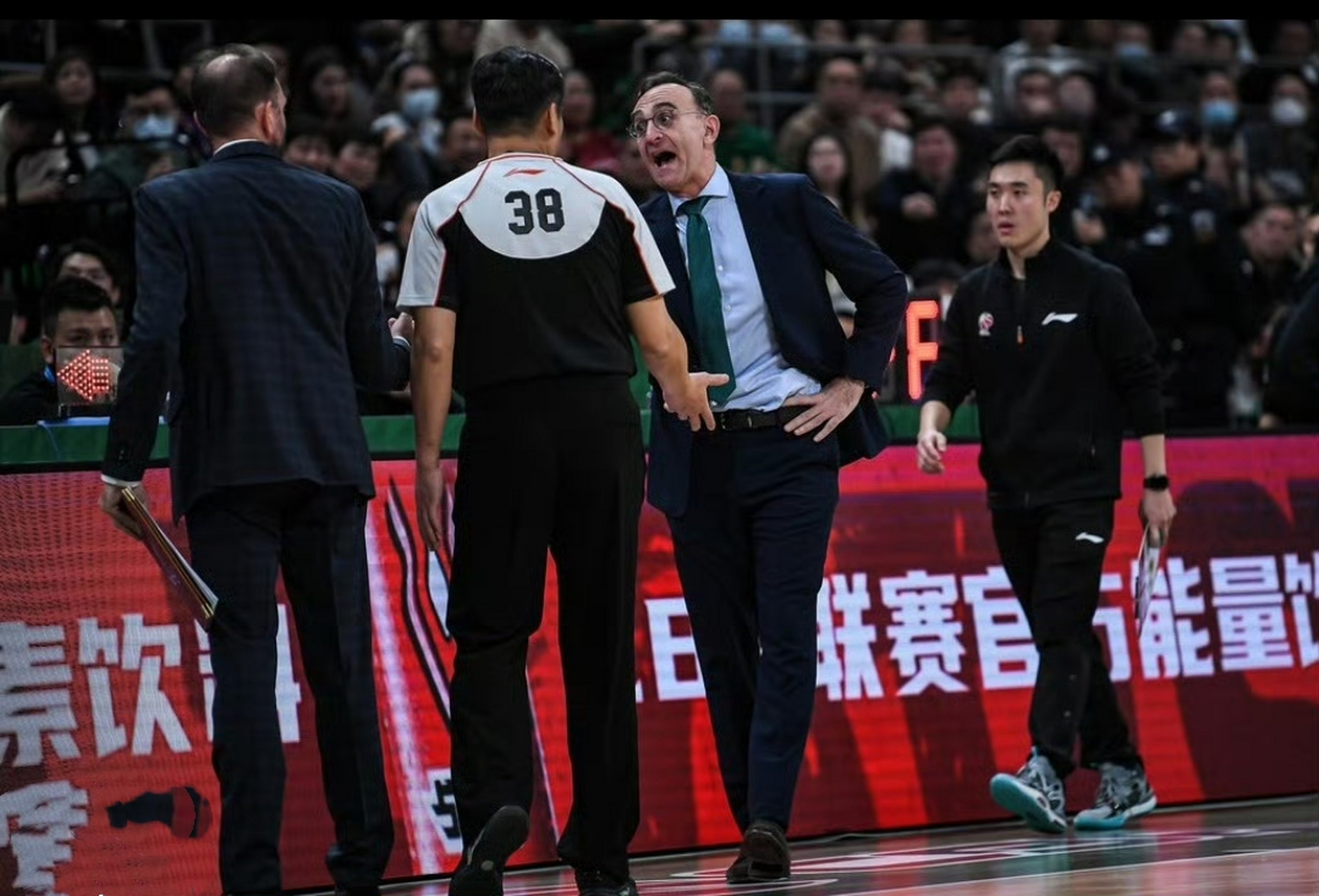 球员与教练间的信任与沟通,提升比赛战略。 球员与教练间的信任与沟通,提升比赛战略。