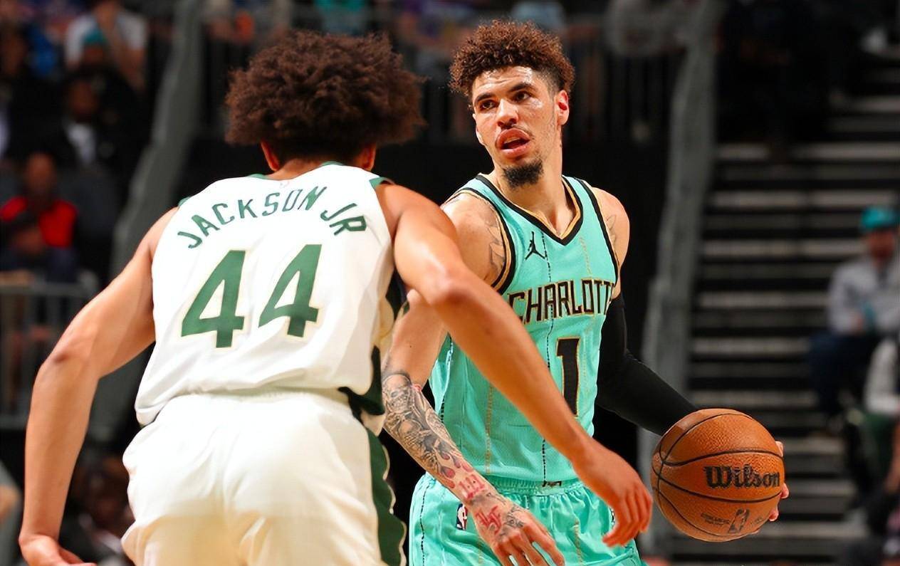 雄鹿队卫冕梦碎,字母哥怒斥裁判判罚。 雄鹿队卫冕梦碎,字母哥怒斥裁判判罚。